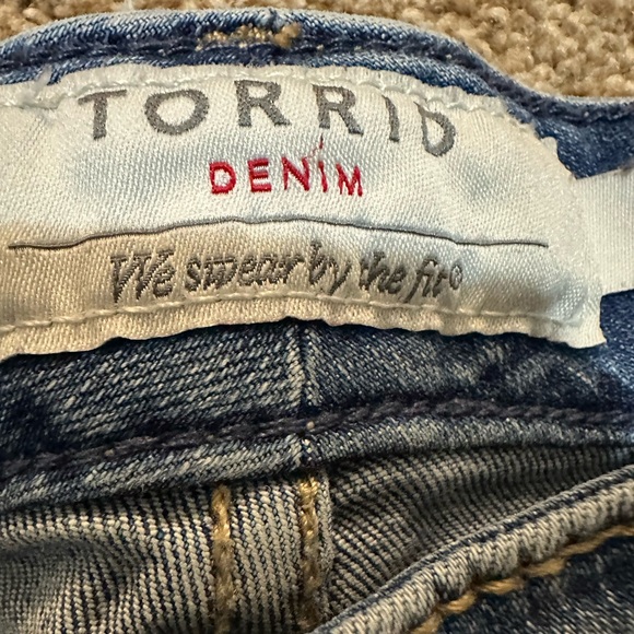 Torrid high rise Aline shortie denim shorts embroidered size 20 - Picture 3 of 11